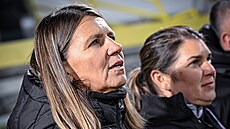 Jitka Klimková b�hem �eské hymny. vedle je její americká asistentka Keri Beth...