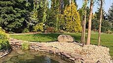 Kombinaci strom�, kamene a vody má Bára na své zahrad� ráda.