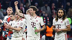 Thomas Müller se spoluhrá�i z Bayernu p�i d�kova�ce p�ed kotlem fanou�k� po...
