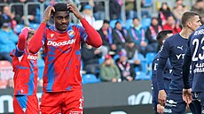 Plze�ský úto�ník Rafiu Durosinmi si po neprom�n�né �anci sice drbe hlavu, ale...