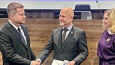 Slavnostní p�edstavení a p�edání pam�tní mince. Zleva guvernér �eské národní...