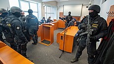 P�tat�icetiletý mu� stojí p�ed soudem za ubodání o rok star�í �eny na zastávce...