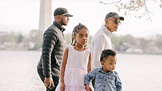 Barrack Obama vlezl do záb�ru, kdy� se d�ti fotily pod rozkvetlou t�e�ní.