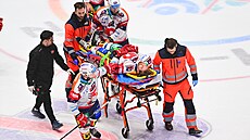 Lékai odváejí pardubického kapitána Lukáe Sedláka bhem tetího semifinále s...