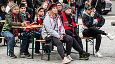 Fanou�ci Hradce Králové sledují t�etí zápas semifinálové série proti Pardubicím.