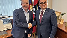 Hejtman Richard Brabec (vlevo) a srbský velvyslanec v �esku Berislav Veki�