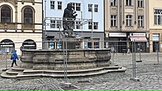 Herkulovu ka�nu na olomouckém Horním nám�stí nyní opravují odborníci, vy�e�it...