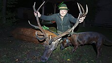 Kapitální jelen ulovený Karlem Korgerem na �umpersku. Délka paroh� dosahovala...