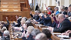 Senát rozhoduje o zvý�ení poplatk� �eské televizi a �eskému rozhlasu a...