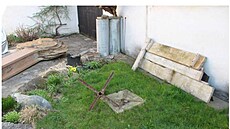 Ze zahrady ateliéru na pra�ském Libe�ském ostrov� n�kdo ukradl sochu za 3,5...