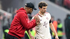 Úto�ník Bayernu Mnichov Thomas Müller v diskusi s trenérem Kompanym b�hem...