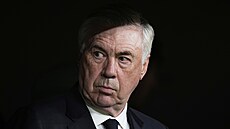 Zamy�lený kou� Realu Madrid Carlo Ancelotti b�hem odvety semifinále poháru s...