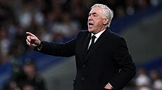 Kou� Realu Madrid Carlo Ancelotti udílí pokyny svým sv��enc�m b�hem odvety...