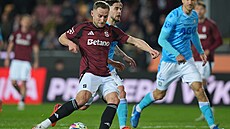 Sparanský útoník Jan Kuchta stílí gól do sít Teplic ve tvrtfinále poháru.