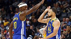 Jimmy Butler (10) a Stephen Curry (30) z Golden State Warriors se radují.