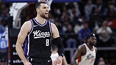 Zach LaVine (8) ze Sacramento Kings slaví v hale Detroit Pistons.