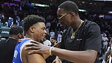 Kyle Lowry (vlevo) z Philadelphia 76ers a Bam Adebayo z Miami Heat se zdraví.