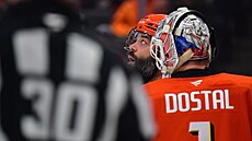 Radko Gudas (vlevo) a Luká Dostál bhem zápasu Anaheim Ducks.