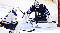 Connor Hellebuyck (37) v brán Winnipeg Jets, v zápase se St. Louis Blues elí...