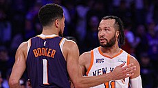 Jalen Brunson (11) z New York Knicks a Devin Booker (1) z Phoenix Suns se...