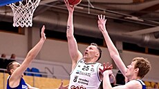 Hrající manaer hradeckého klubu Peter Sedmák zakonuje na ko Polabí.