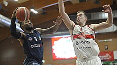 LaQuincy Rideau (vlevo) z NH Ostrava útoí na pardubický ko, brání ho Luko...