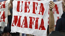 Nápis UEFA MAFIA se objevuje na fotbalových stadionech po celé Evrop�.