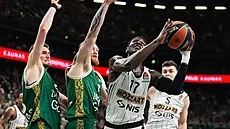 Isaac Bonga z Partizanu u míe v zápase se algirisem, brání ho Laurynas...