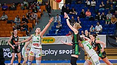 Petra Záplatová (v erném) ze abin Brno stílí na ko KP TANY Brno, stelu se...