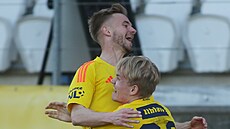 Jihlav�tí fotbalisté slaví gól.