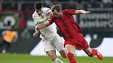 Cedric Zesiger (vlevo) z Augsburgu a Harry Kane z Bayernu bojují o mí�.