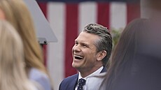 Ministr obrany Pete Hegseth pichází ped projevem prezidenta Donalda Trumpa...