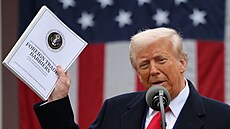 Americký prezident Trump v Bílém dom pi projevu o clech. (2. dubna 2025)