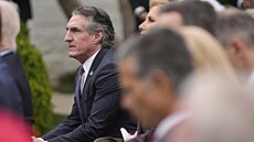Ministr vnitra Doug Burgum v Bílém dom sleduje amerického prezident Trumpa pi...