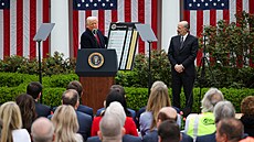 Americký prezident Trump v Bílém dom� p�i projevu o clech. (2. dubna 2025)