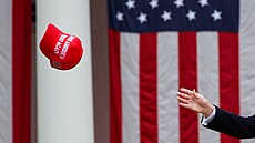 Americký prezident Trump v Bílém dom pi projevu o clech. (2. dubna 2025)