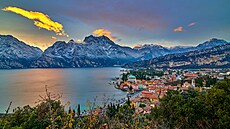 Msteko Torbole v malebném zálivu na severním behu Gardského...