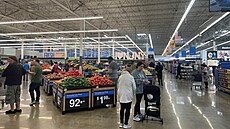 Zákazníci ve Walmartu ve mst Secaucus v New Jersey den po oznámení nových cel...