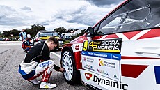 eský pilot Dominik Stíteský u svého vozu bhem závodu Rallye Sierra Morena v...