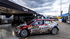 eský pilot Dominik Stíteský pijídí do servisu bhem závodu Rallye Sierra...