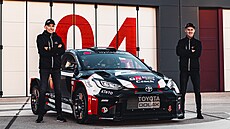 Filip Mare (vpravo) a jeho spolujezdec Radovan Bucha pózují vedle Toyoty GR...