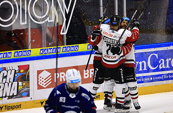 Gólová radost spar�anských hokejist� na led� Komety Brno v �estém...