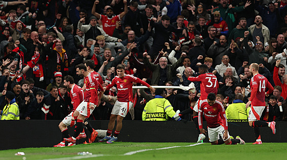 Fotbalisté Manchesteru United v obrovské euforii po pátém gólu do sít� Lyonu.