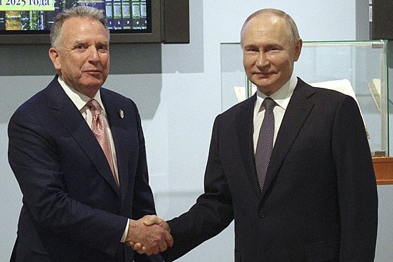 Ruský prezident Vladimir Putin si podává ruku se zvlátním vyslancem amerického...