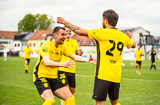 Fotbalisté Zbrojovky Brno slaví gól do sít� Lí�n� v brn�nském druholigovém...