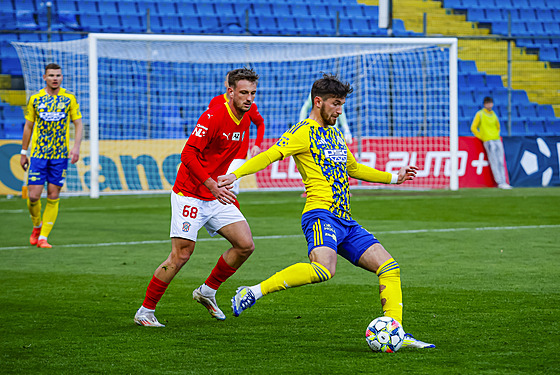 Momentka z druholigového utkání fotbalist� Zlína (v �lutém) a Zbrojovky....