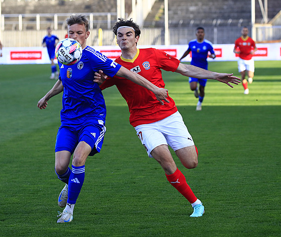 Momentka z druholigového zápasu fotbalist Zbrojovky Brno (v erveném Lucas...