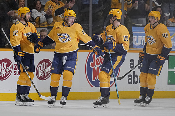 Úto�ník Jakub Vrána z Nashville Predators (druhý zleva) slaví se spoluhrá�i gól...