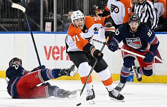 Tyson Foerster z Philadelphia Flyers st�ílí do prázdné branky New York Rangers.