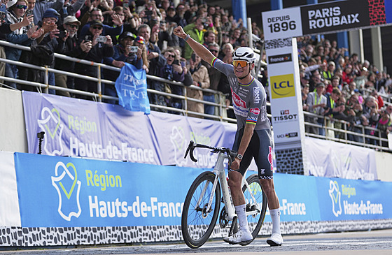 Nizozemský cyklista Mathieu van der Poel slaví triumf v závod� Pa�í��Roubaix.